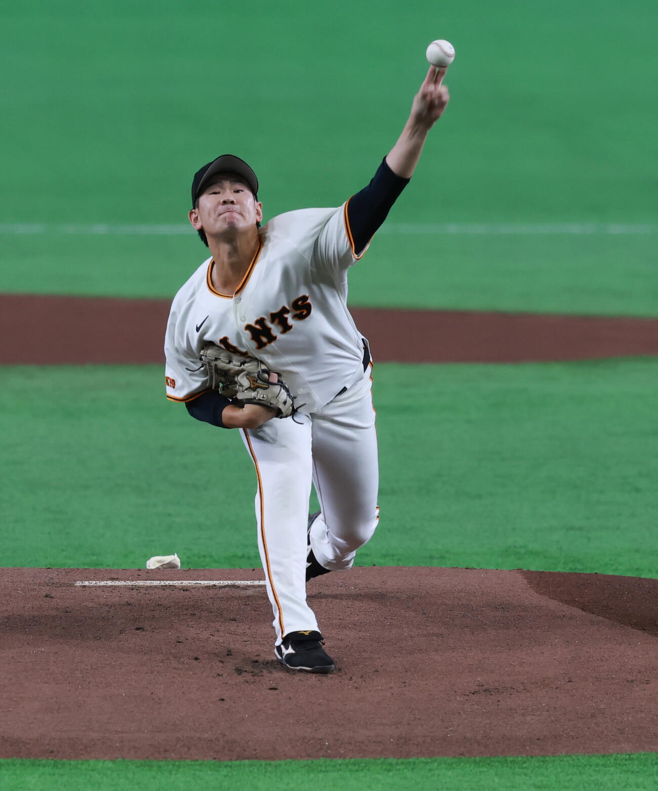 巨人対ロッテ　力投する巨人先発井上温大（撮影・水谷安孝）
