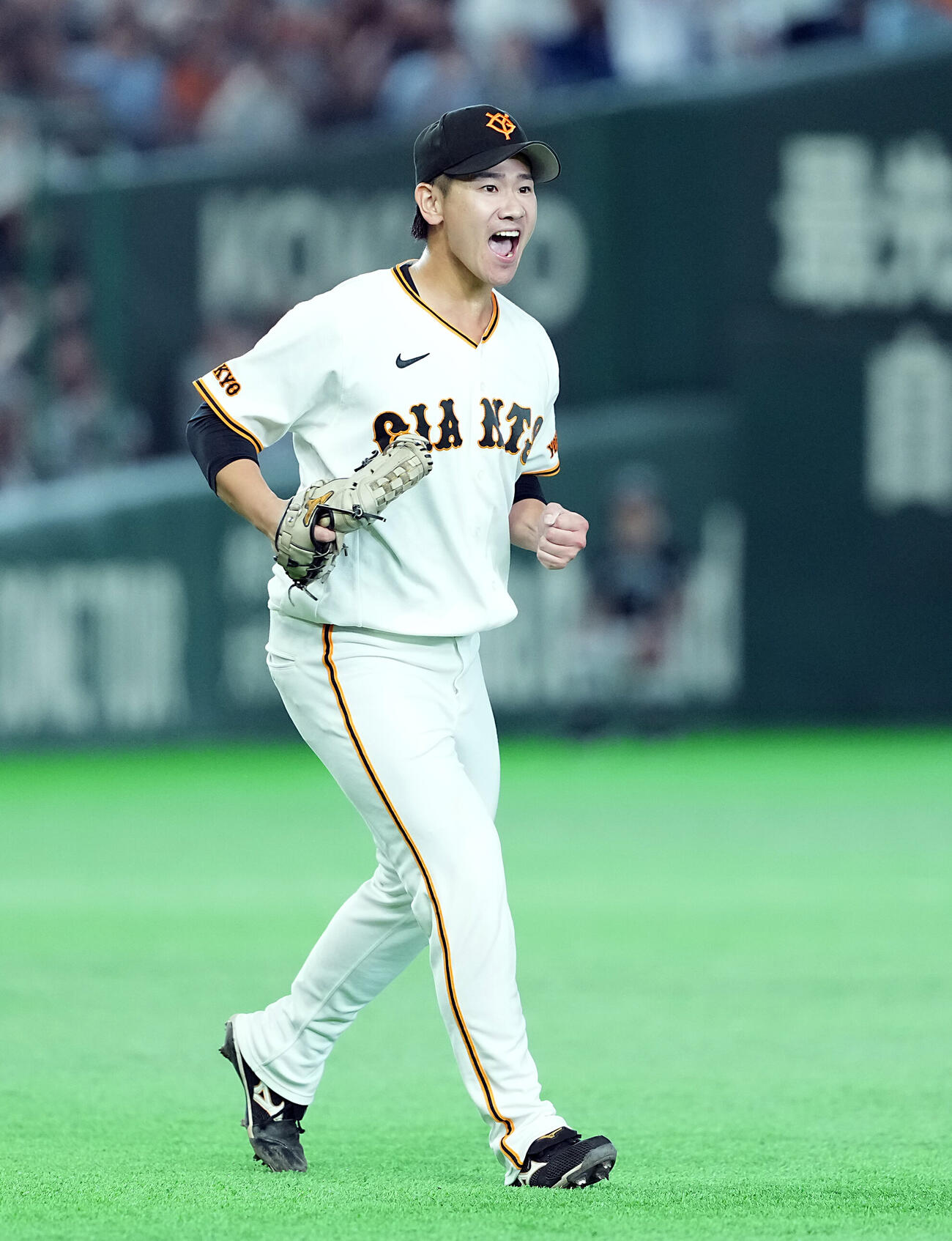 巨人対ロッテ　6回表2死二、三塁、佐藤都志也を二飛に仕留めガッツポーズする井上温大（撮影・たえ見朱実）