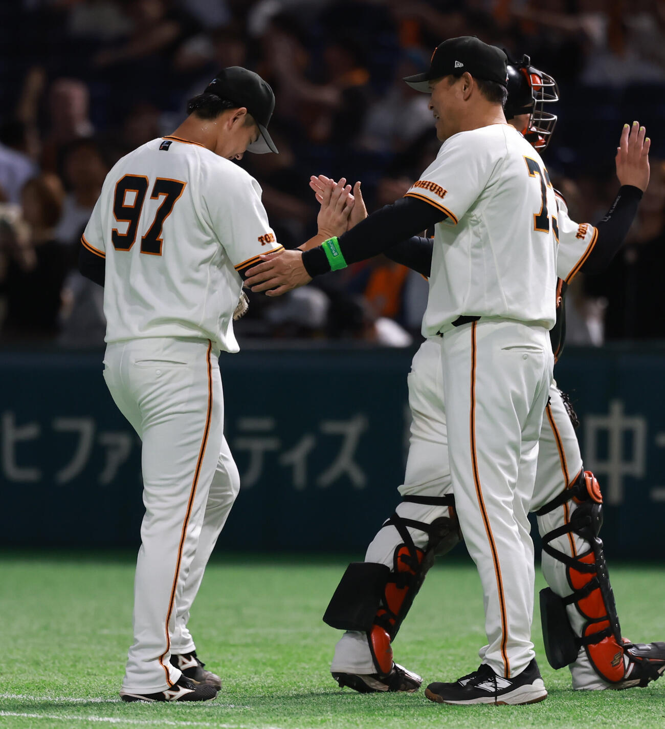 巨人対ロッテ　初完投で5勝目を挙げた巨人井上温大（左）は橋上秀樹監督代行に迎えられる（撮影・水谷安孝）