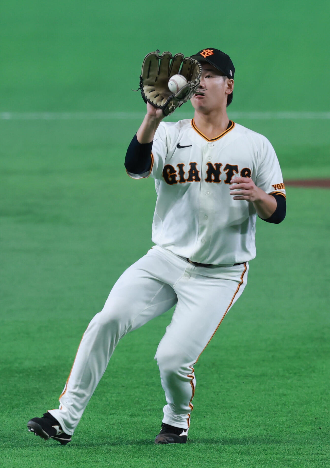 巨人対ロッテ　1回表ロッテ無死、小川龍成の投ゴロを処理する井上温大（撮影・水谷安孝）