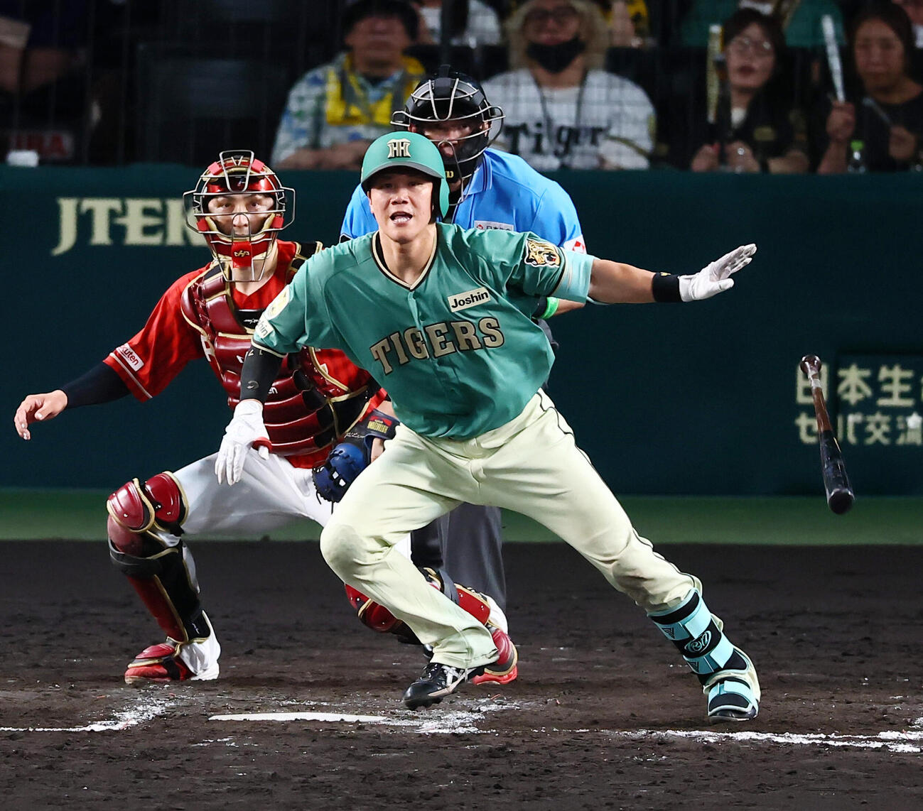 阪神対楽天　7回裏阪神無死満塁、伏見寅威は中前適時打を放つ（撮影・加藤哉）