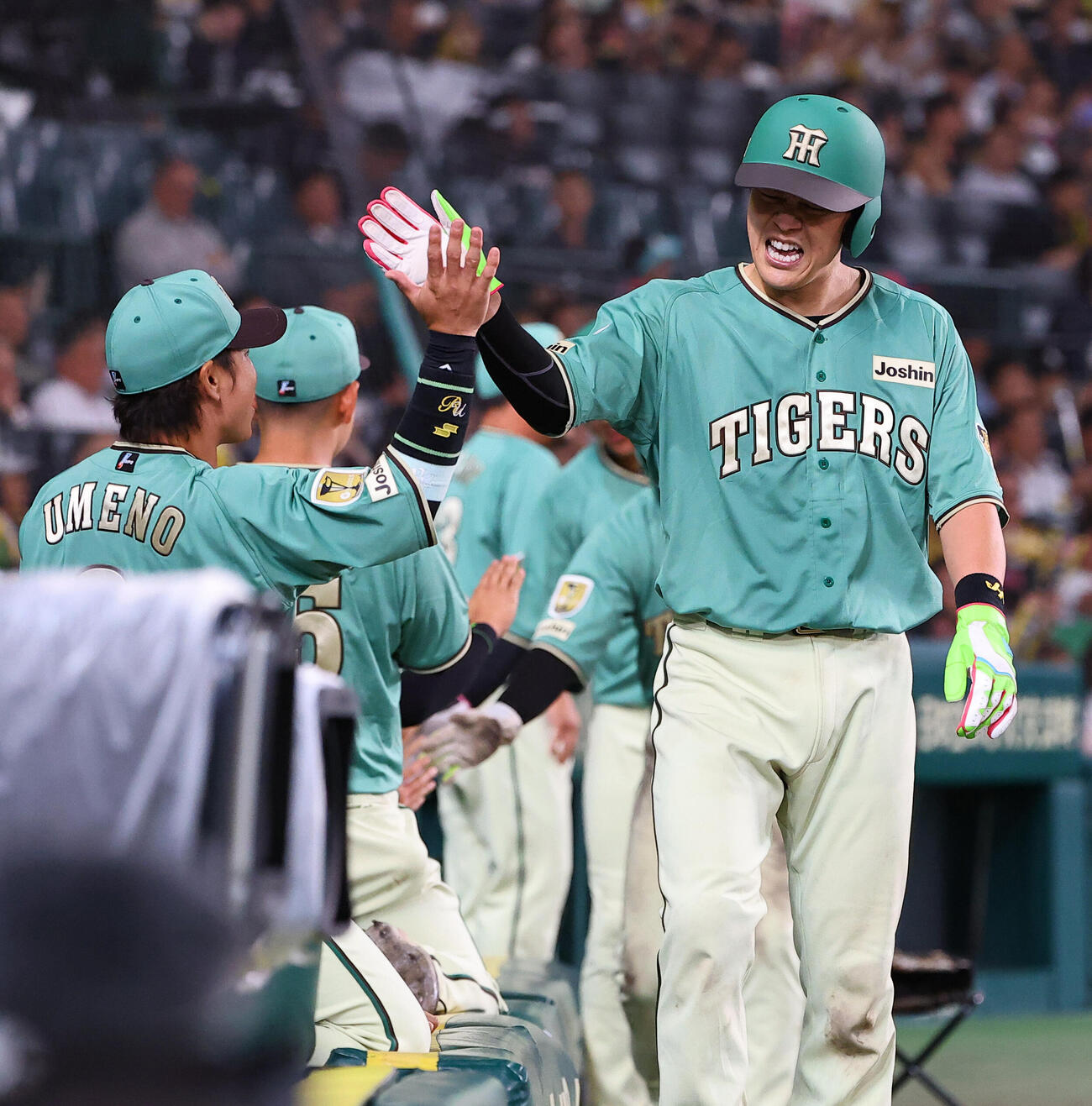 阪神対楽天　7回裏阪神無死満塁、熊谷敬宥の3点適時二塁打で一塁から生還した伏見寅威は息を切らす（撮影・上田博志）