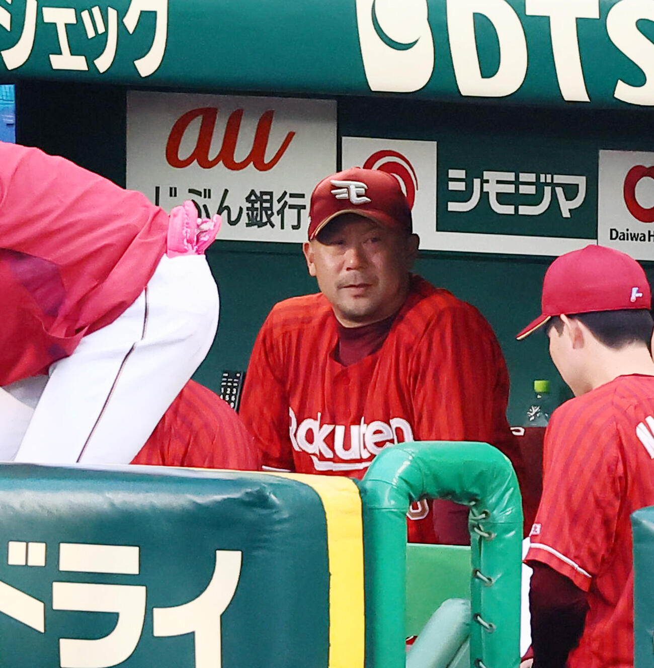 阪神対楽天　1回裏を終えベンチからグラウンドを見る楽天三木肇監督（撮影・加藤哉）