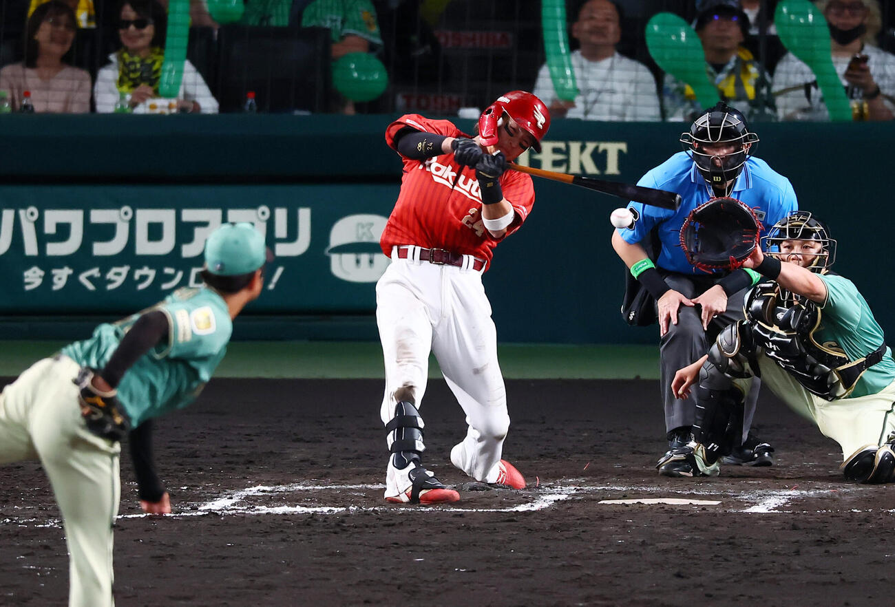 阪神対楽天　7回表楽天無死満塁、黒川史陽は中前適時打を放つ。投手高橋遥人（撮影・加藤哉）