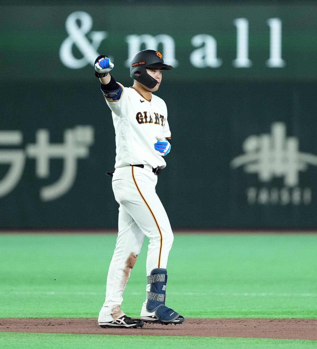 巨人対ロッテ　6回裏巨人2死満塁、走者一掃の適時二塁打を放った中山礼都はガッツポーズ（撮影・たえ見朱実）
