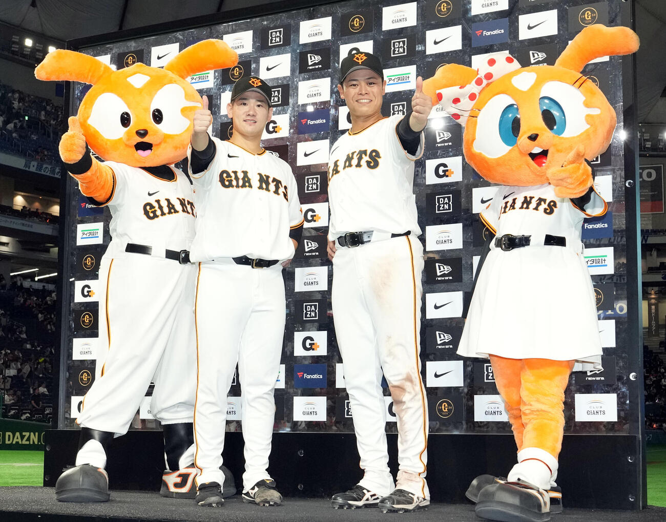 巨人対ロッテ　ロッテに勝利し笑顔を見せる巨人中山礼都（右）と井上温大（撮影・たえ見朱実）