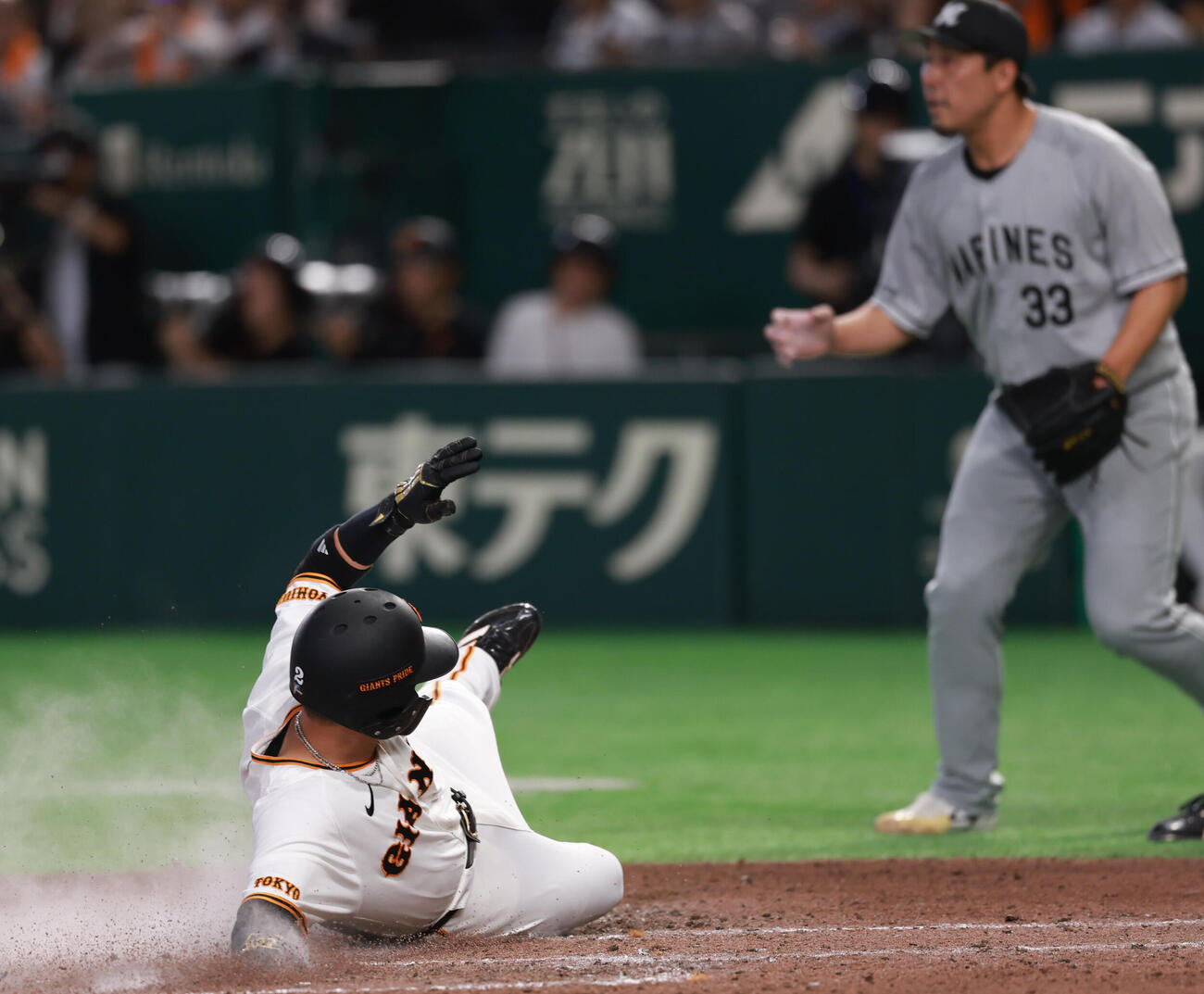 巨人対ロッテ　6回裏巨人2死満塁、中山礼都の3点適時打で生還する吉川尚輝（撮影・水谷安孝）