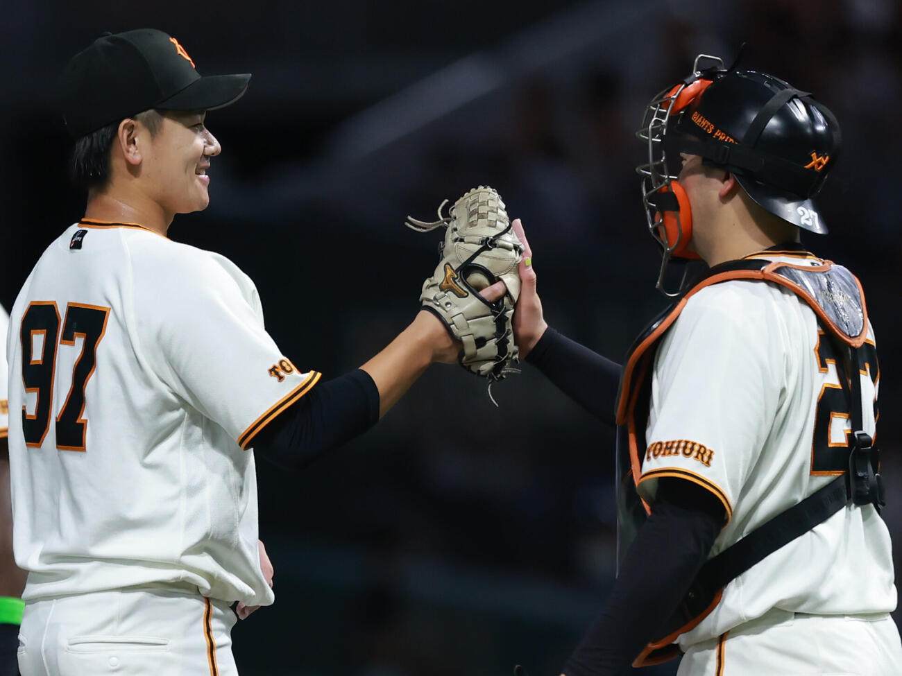 巨人対ロッテ　初完投で5勝目を挙げ笑顔で捕手岸田行倫（右）とタッチする井上温大（撮影・水谷安孝）