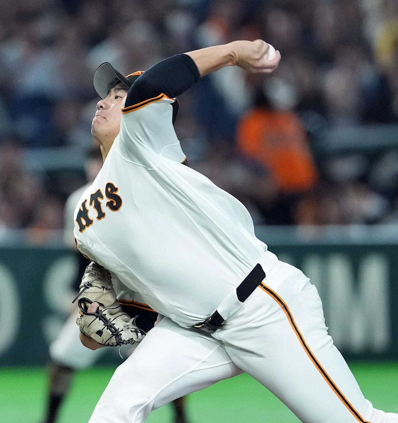 巨人対ロッテ　力投する巨人先発の井上温大（撮影・たえ見朱実）