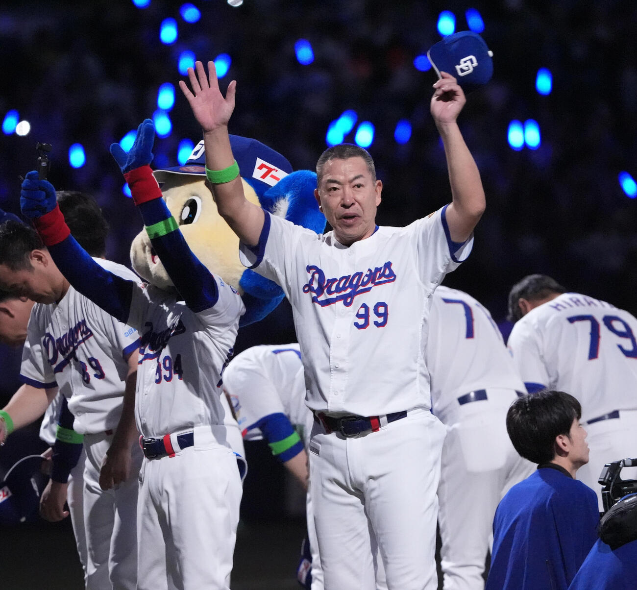 中日対西武　試合終了、スタンドの声援に応える井上一樹監督（撮影・森本幸一）