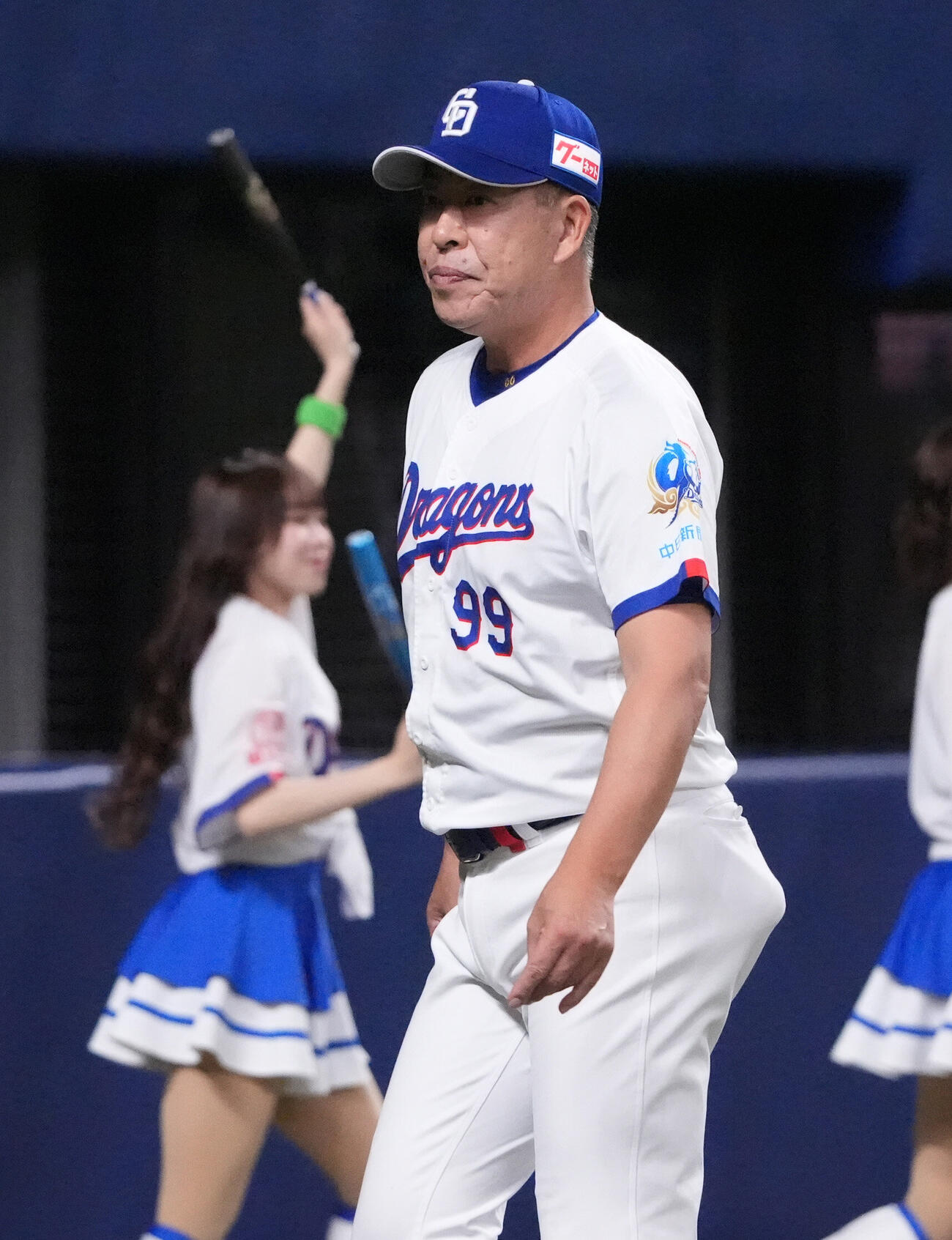 中日対西武　7回終了、選手交代を告げる井上一樹監督（撮影・森本幸一）