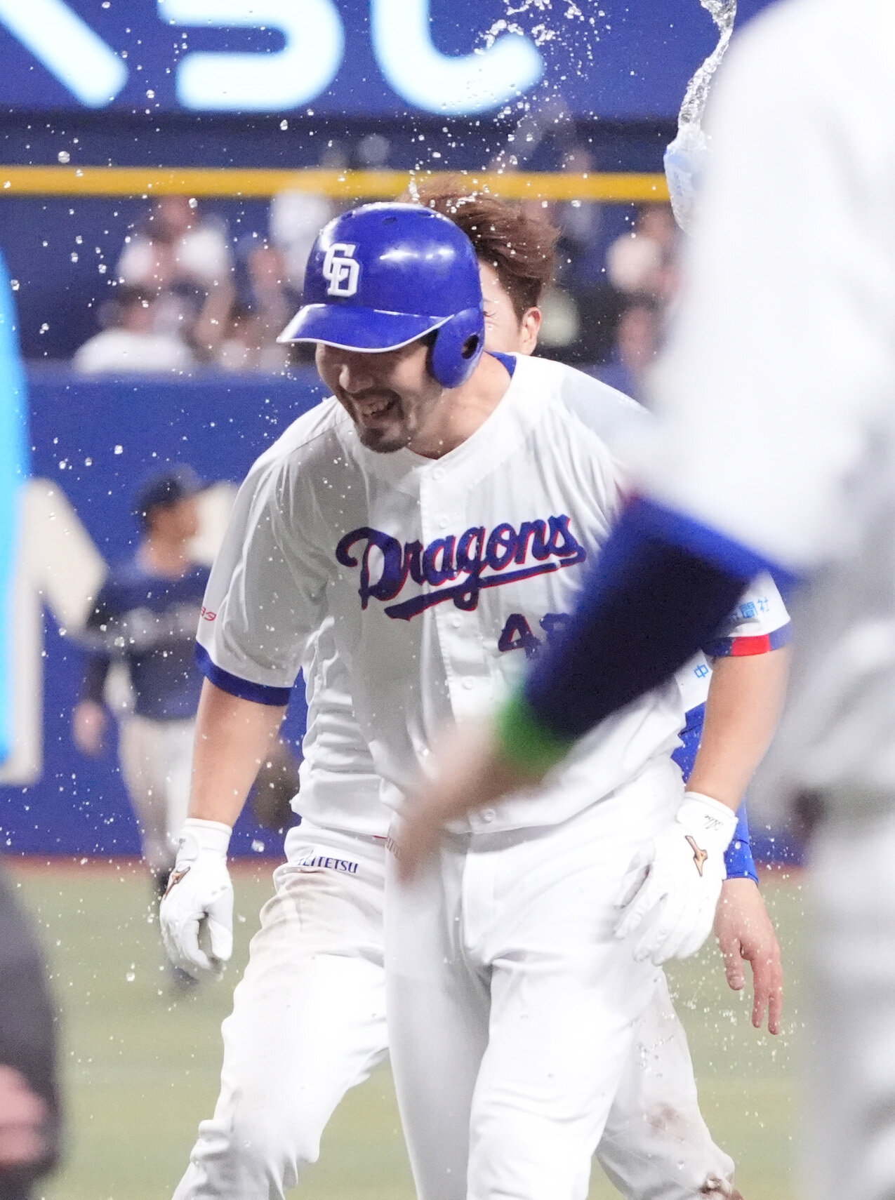 中日対西武　9回裏中日2死一、二塁、阿部寿樹はサヨナラ適時打を放ち祝福を受ける（撮影・森本幸一）