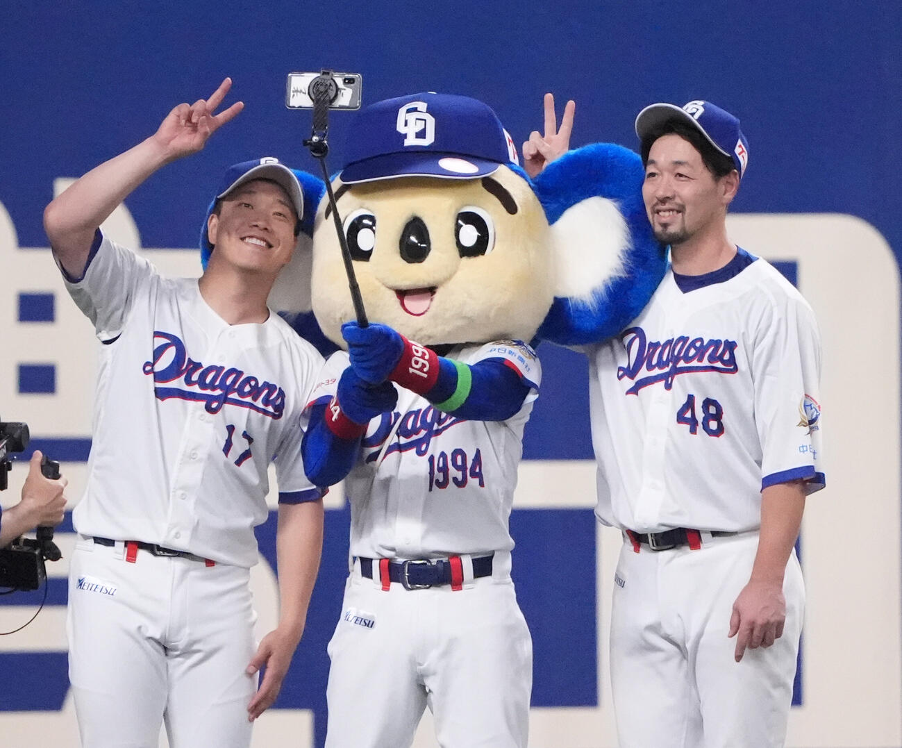 中日対西武　ドアラと記念撮影する阿部寿樹（左）と柳裕也（撮影・森本幸一）