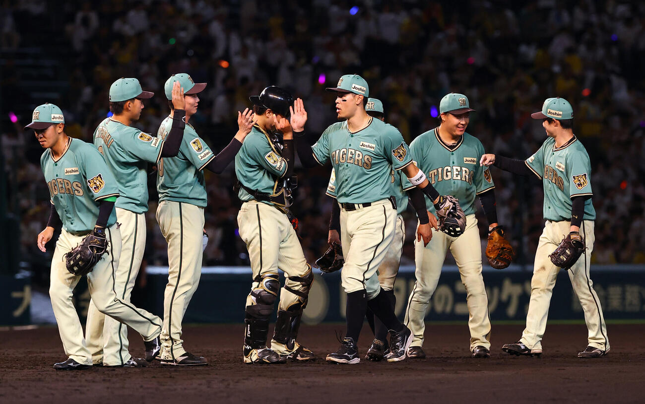 阪神対楽天　楽天に勝利した佐藤輝明（中央）ら阪神ナインはハイタッチして喜ぶ（撮影・上田博志）