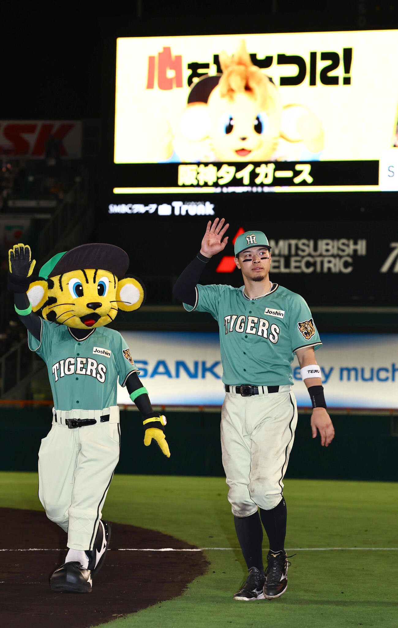 阪神対楽天　ヒーローインタビューを終えた佐藤輝明はファンの歓声に応えながらベンチに引き揚げる（撮影・上田博志）