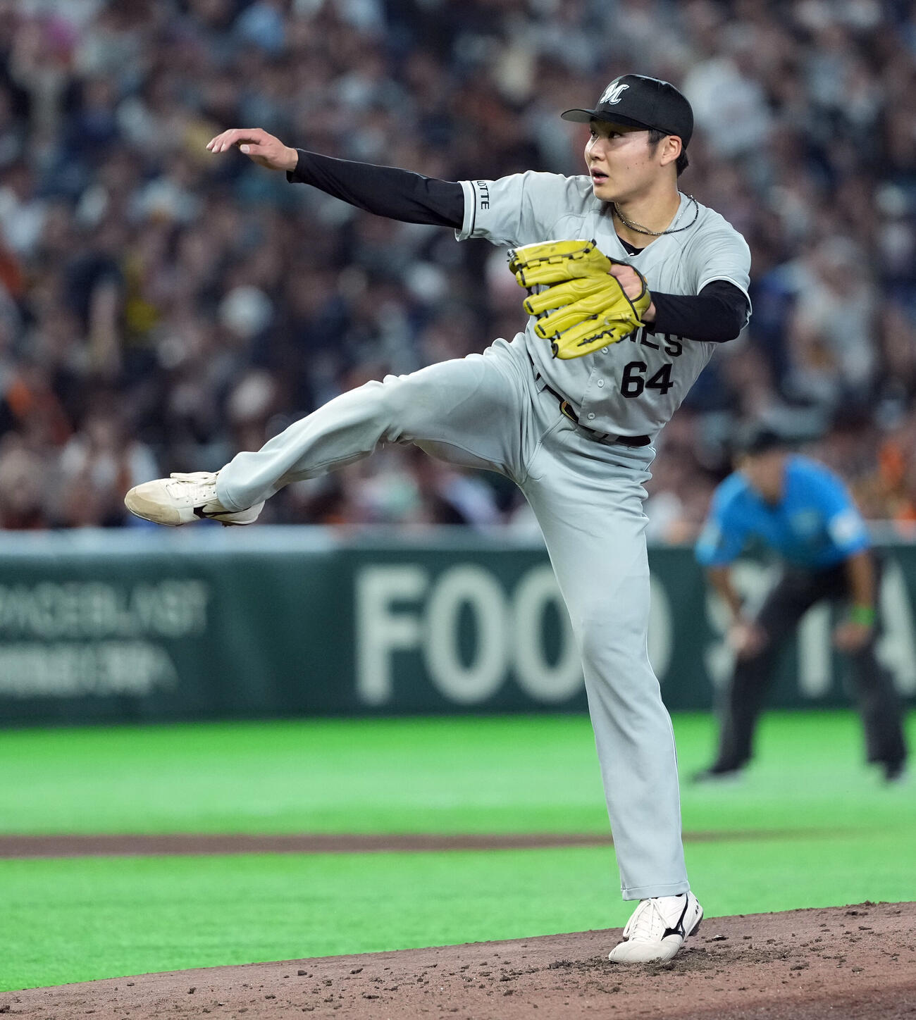 巨人対ロッテ　3回裏、力投するロッテ広池康志郎（撮影・たえ見朱実）