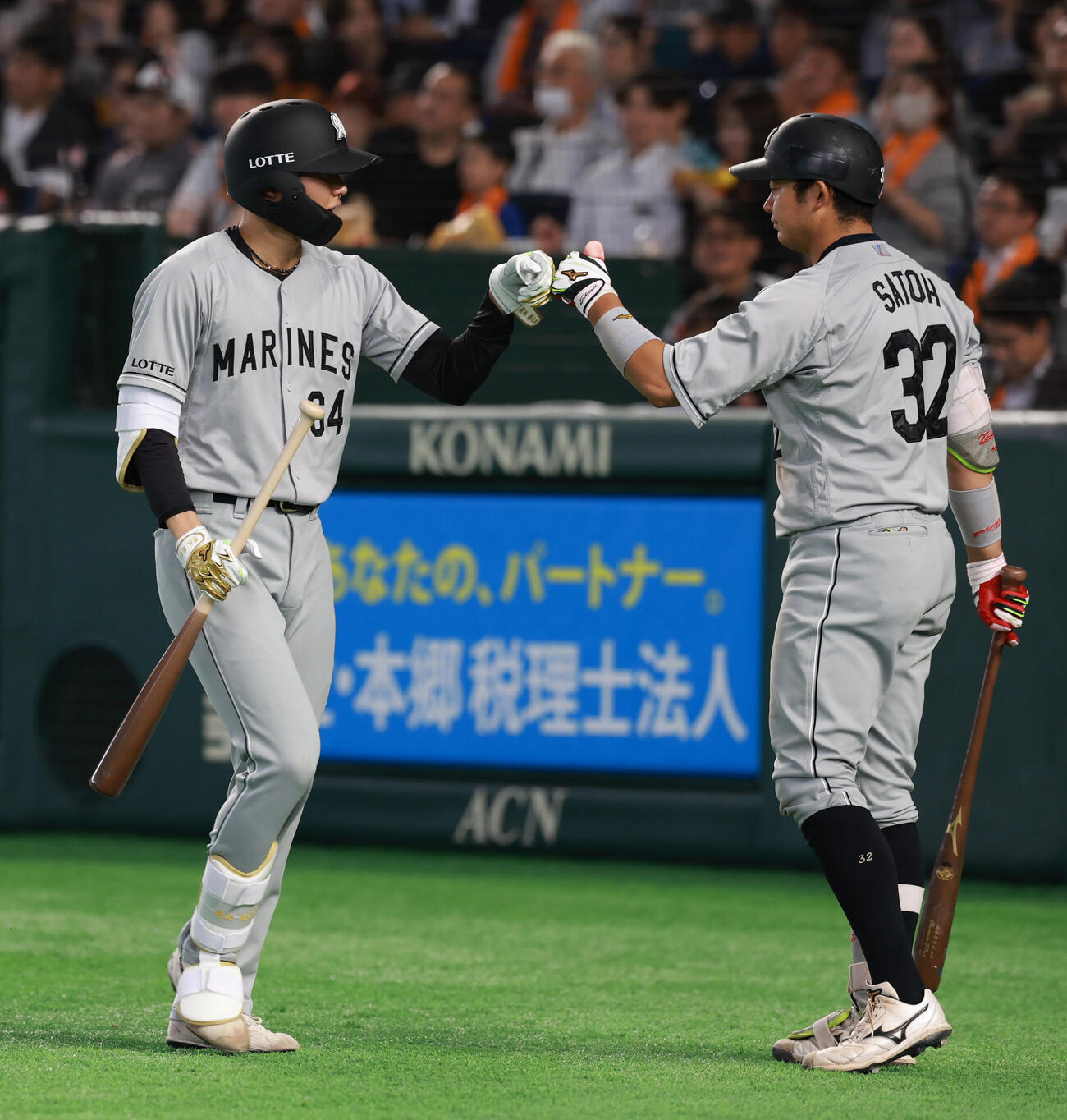 巨人対ロッテ　6回表ロッテ無死一、二塁、犠打を決めた広池康志郎（左）は佐藤都志也に迎えられる（撮影・水谷安孝）
