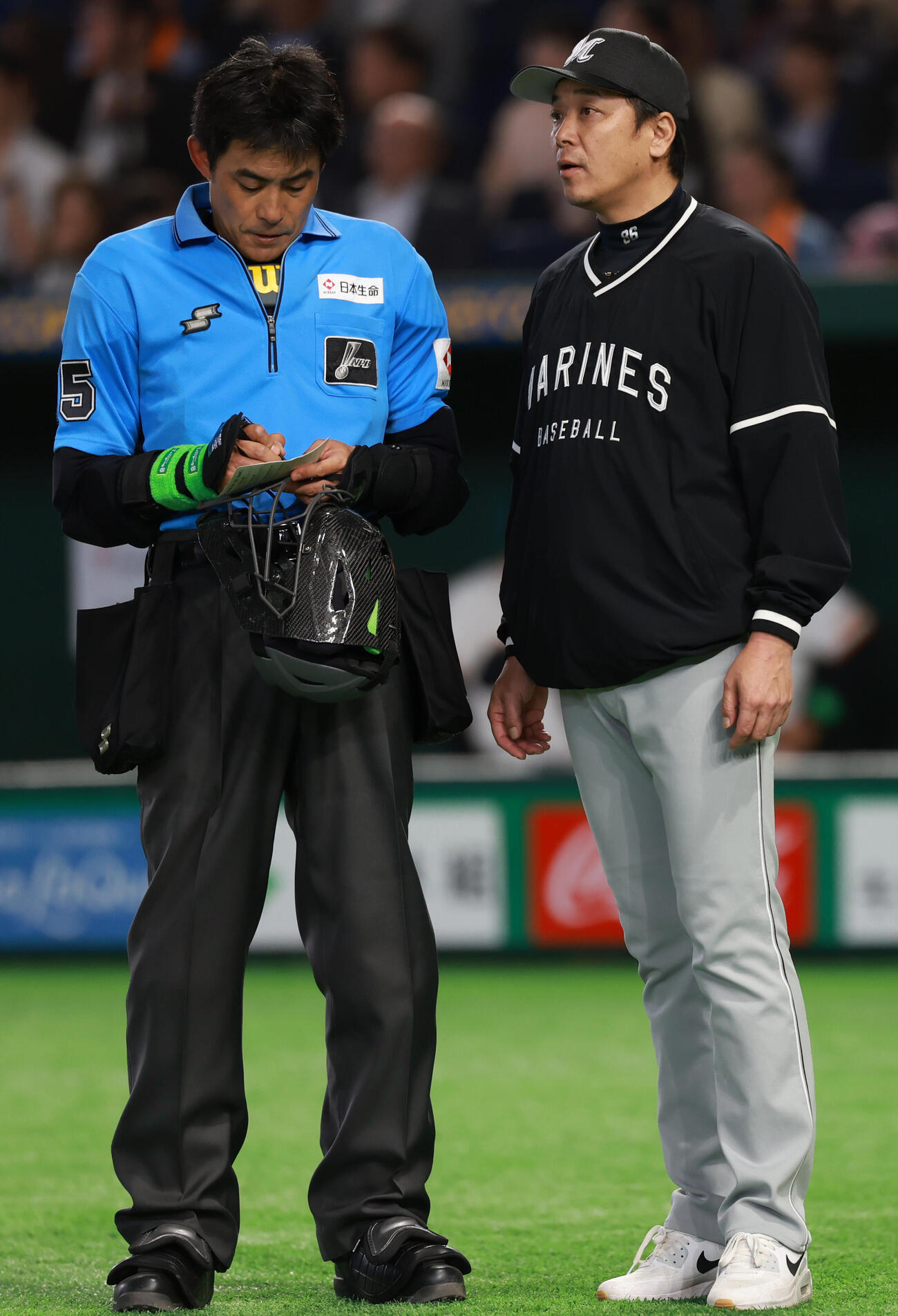 巨人対ロッテ　選手交代を告げロッテのサブロー監督（撮影・水谷安孝）