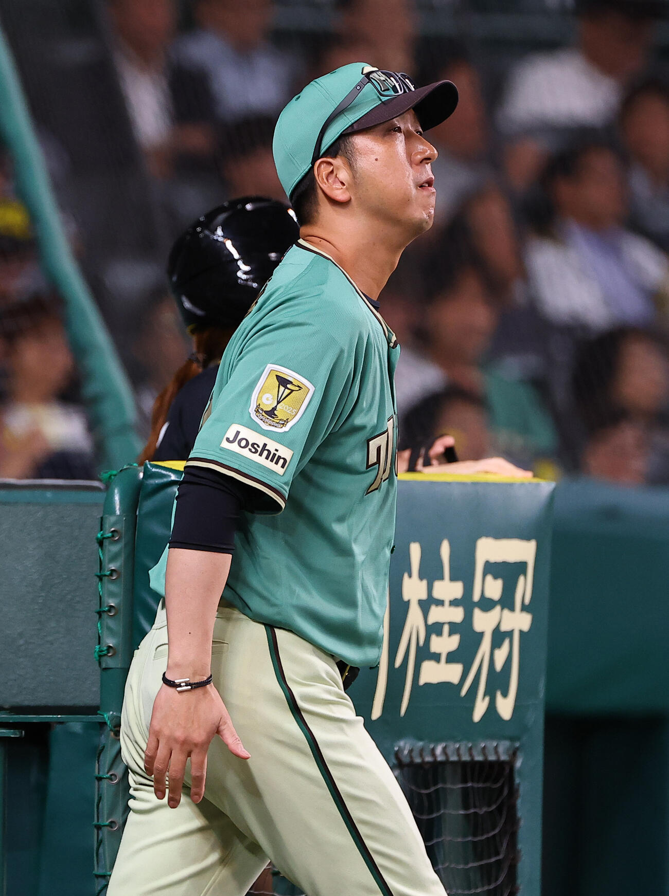 阪神対楽天　選手交代を告げる藤川球児監督（撮影・上田博志）