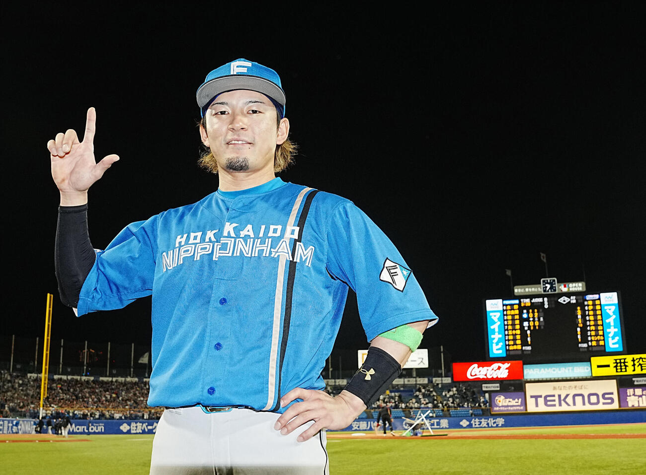 ヤクルト対日本ハム　ヒーローインタビュー後にポーズを決める日本ハム水野達稀（撮影・小沢裕）　