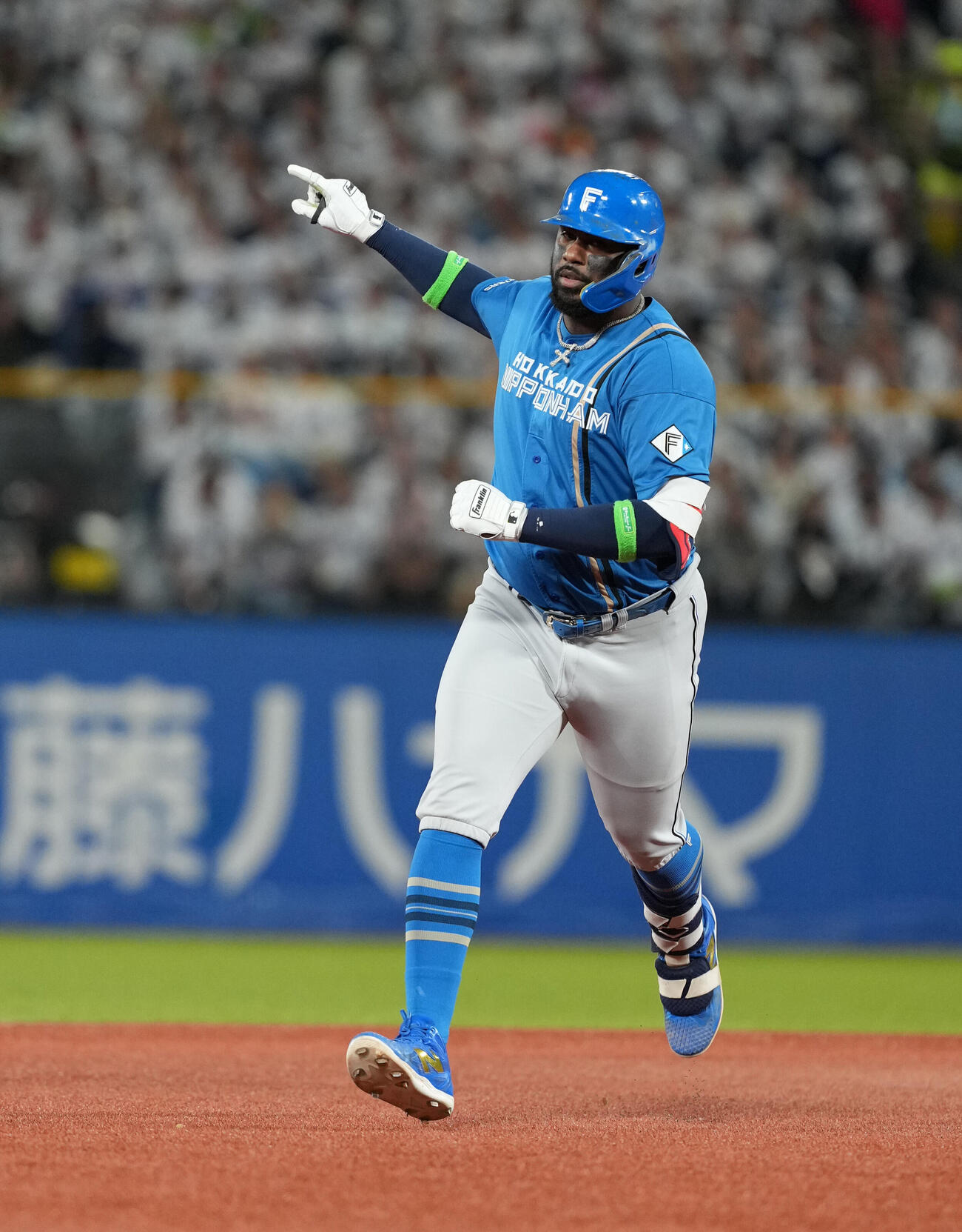 ヤクルト対日本ハム　7回表日本ハム1死、フランミル・レイエスは左越えに同点本塁打を放ち右手を突き上げる（撮影・小沢裕）