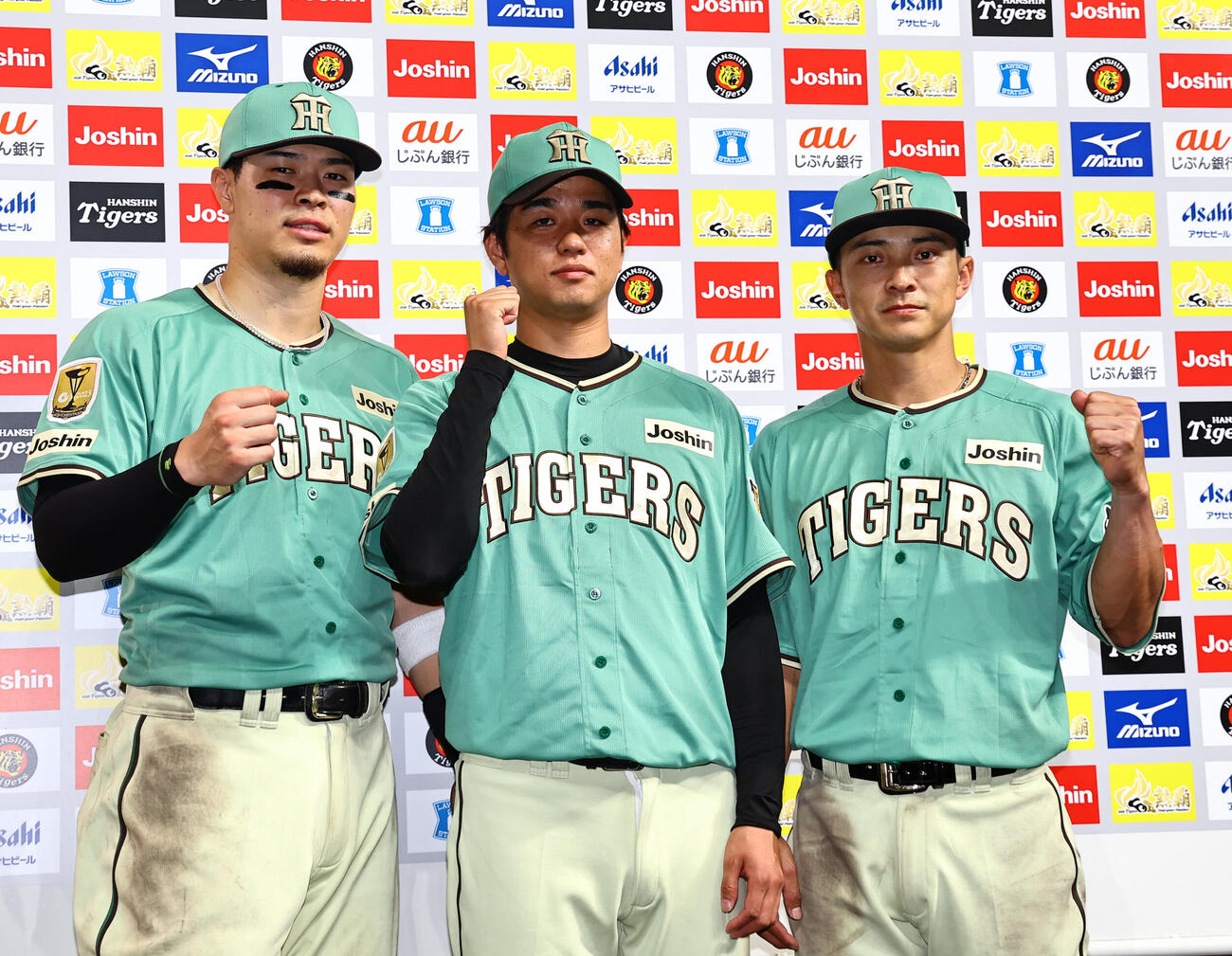 阪神対楽天　お立ち台でガッツポーズをする左から佐藤輝明、高橋遥人、熊谷敬宥（撮影・上田博志）