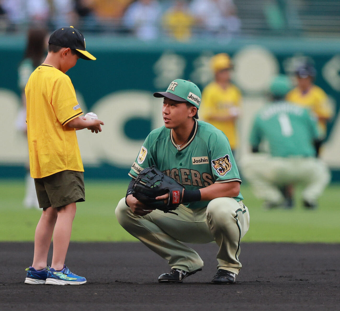 阪神対楽天　試合前、児童と交流する阪神立石正広（撮影・上山淳一）