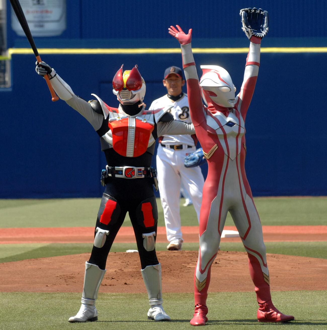始球式を務める仮面ライダー電王（左）とウルトラマンメビウス。中央は先発の三浦大輔（2007年06月撮影）