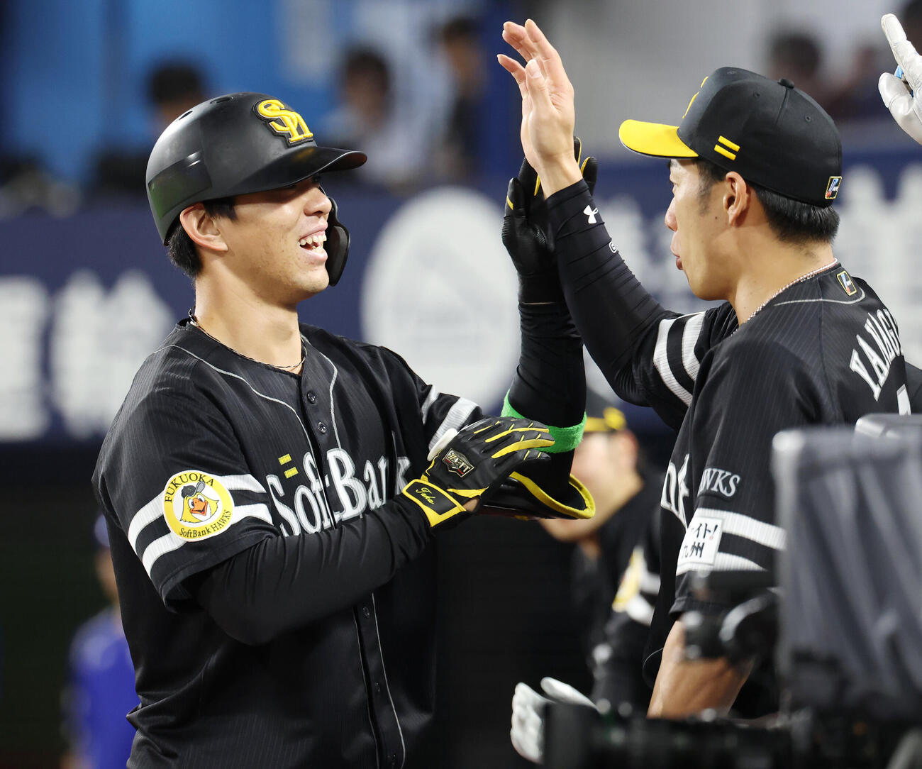 DeNA対ソフトバンク　9回表ソフトバンク2死、本塁打を放ち柳田悠岐（右）に祝福される代打高橋隆慶（撮影・宮地輝）