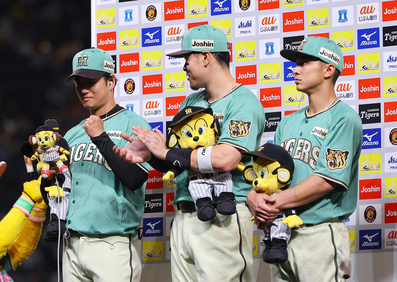 阪神対楽天　お立ち台でガッツポーズをする高橋遥人。中央は佐藤輝明、右は熊谷敬宥（撮影・上田博志）