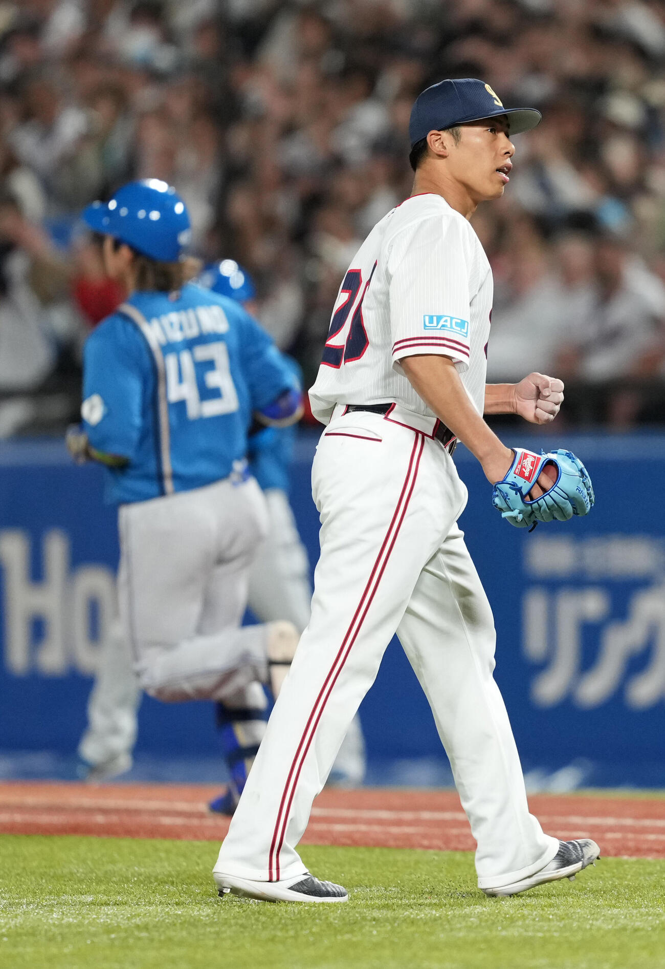 ヤクルト対日本ハム　8回表日本ハム2死一、三塁、ヤクルト先発の山野太一（右）は水野達稀を投ゴロに仕留めガッツポーズ（撮影・小沢裕）　