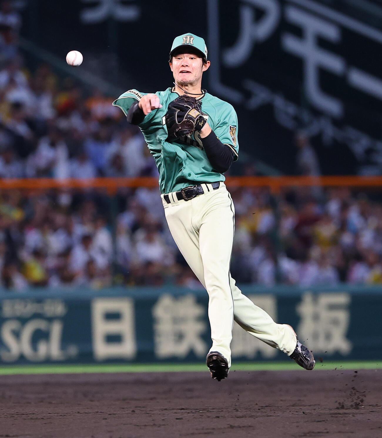 阪神対楽天　4回表楽天2死一塁、中野拓夢は村林一輝の二ゴロを軽快にさばく（撮影・上田博志）