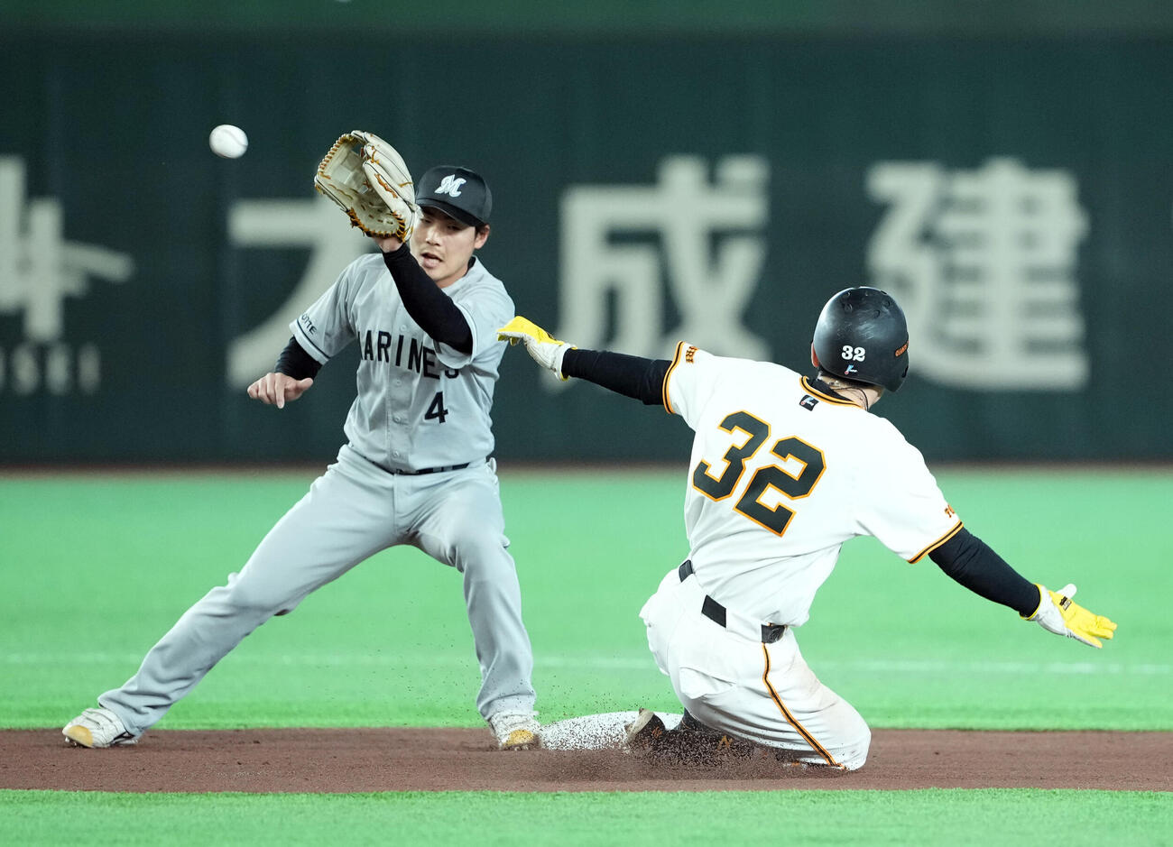 巨人対ロッテ　1回裏巨人1死一塁、二盗を決める浦田俊輔（撮影・たえ見朱実）