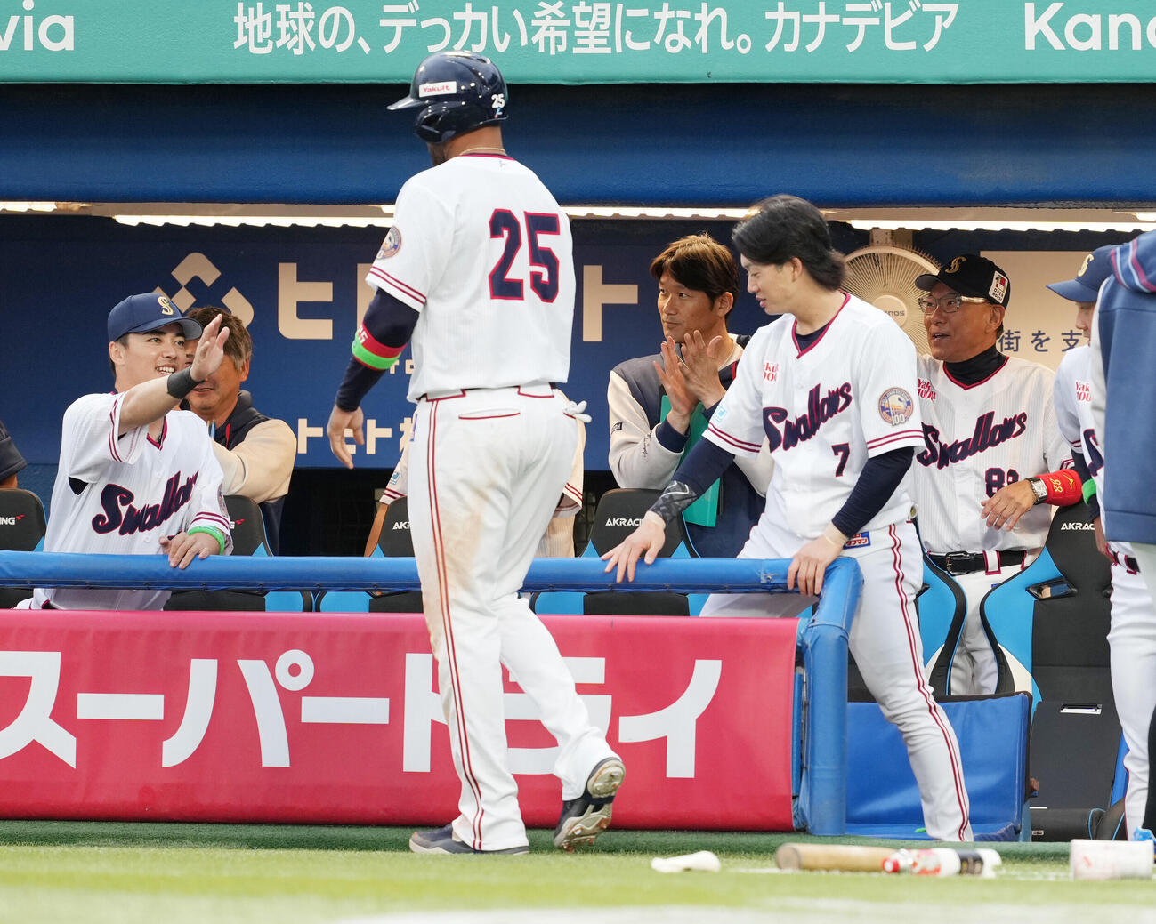 ヤクルト対日本ハム　1回裏ヤクルト2死一、二塁、赤羽由紘の先制左適時打に沸くベンチのナイン。右は池山隆寛監督（撮影・小沢裕）