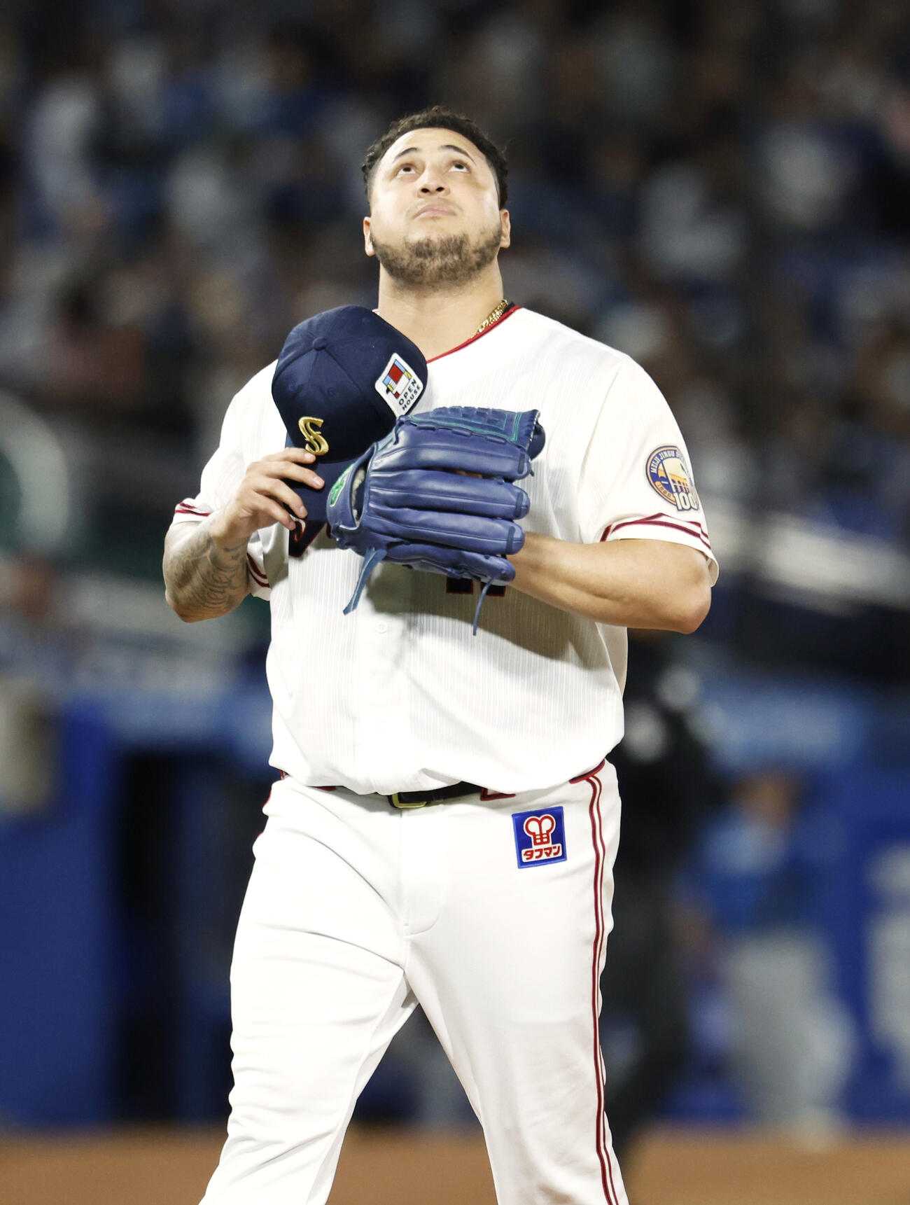 11回途中、降板するヤクルトのキハダ＝神宮（共同）