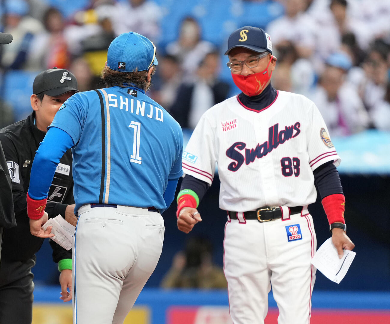 ヤクルト対日本ハム　試合前のメンバー表交換に臨む日本ハム新庄剛志監督（左）とヤクルト池山隆寛監督（撮影・小沢裕）