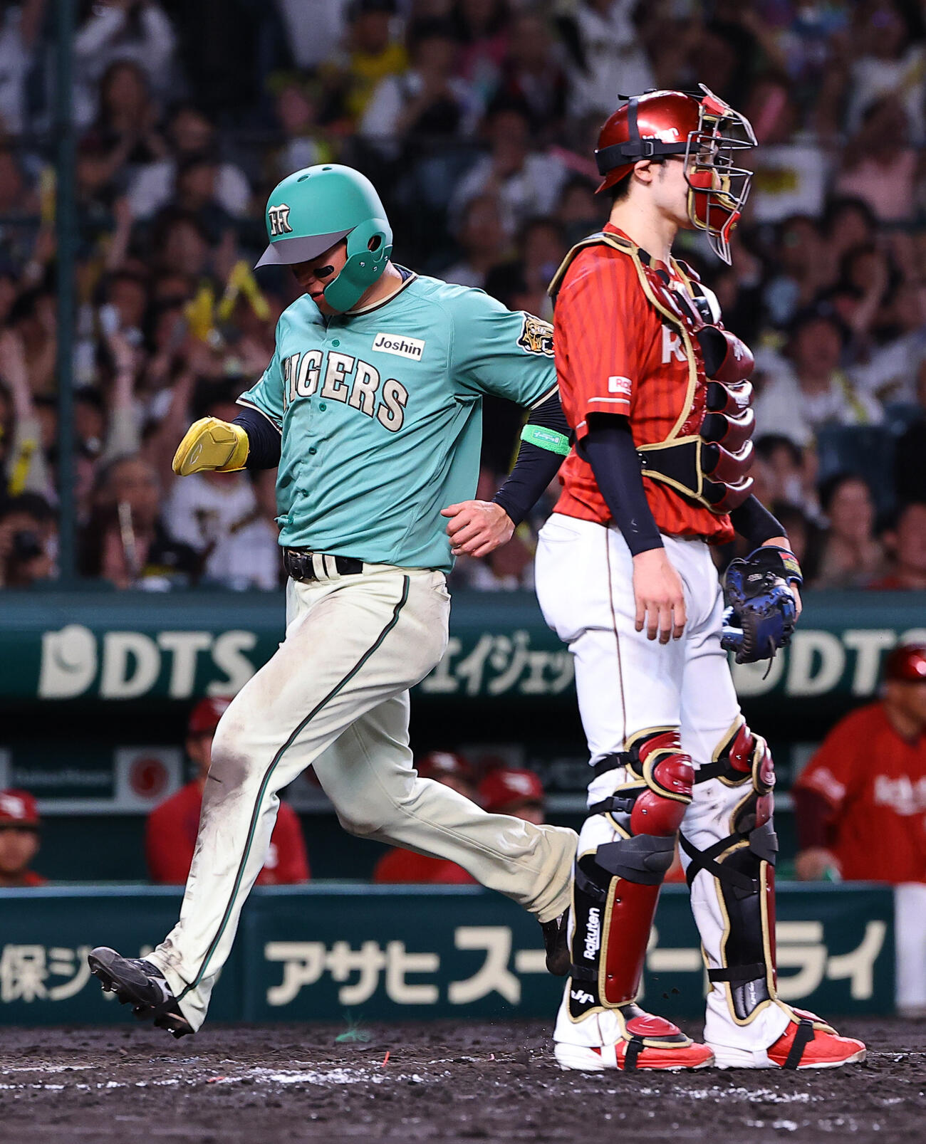 阪神対楽天　5回裏阪神2死一、二塁、森下翔太は佐藤輝明の2点適時二塁打で生還する（撮影・上田博志）