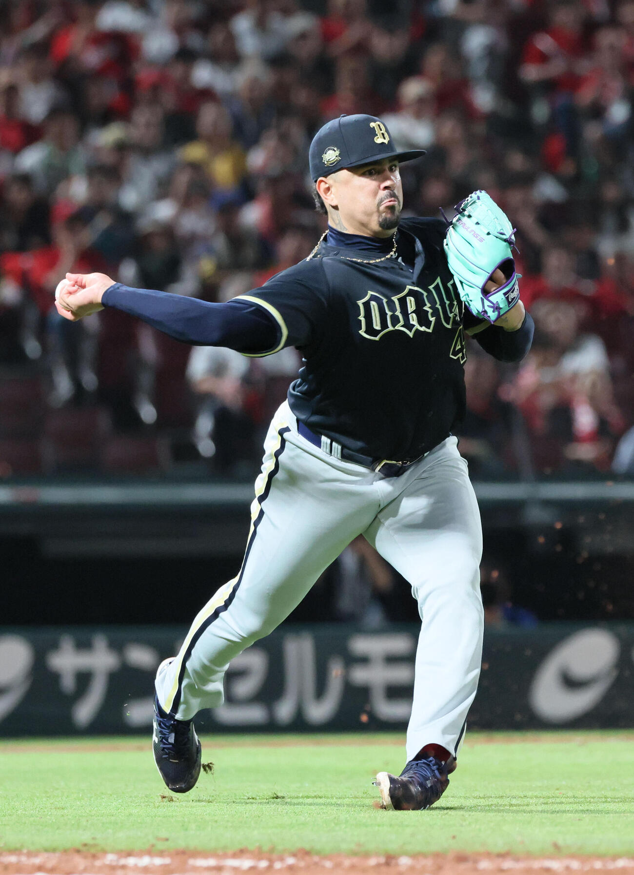 広島対オリックス　11回裏広島無死、野間峻祥の投ゴロをアンドレス・マチャドが一塁へ悪送球（撮影・加藤孝規）