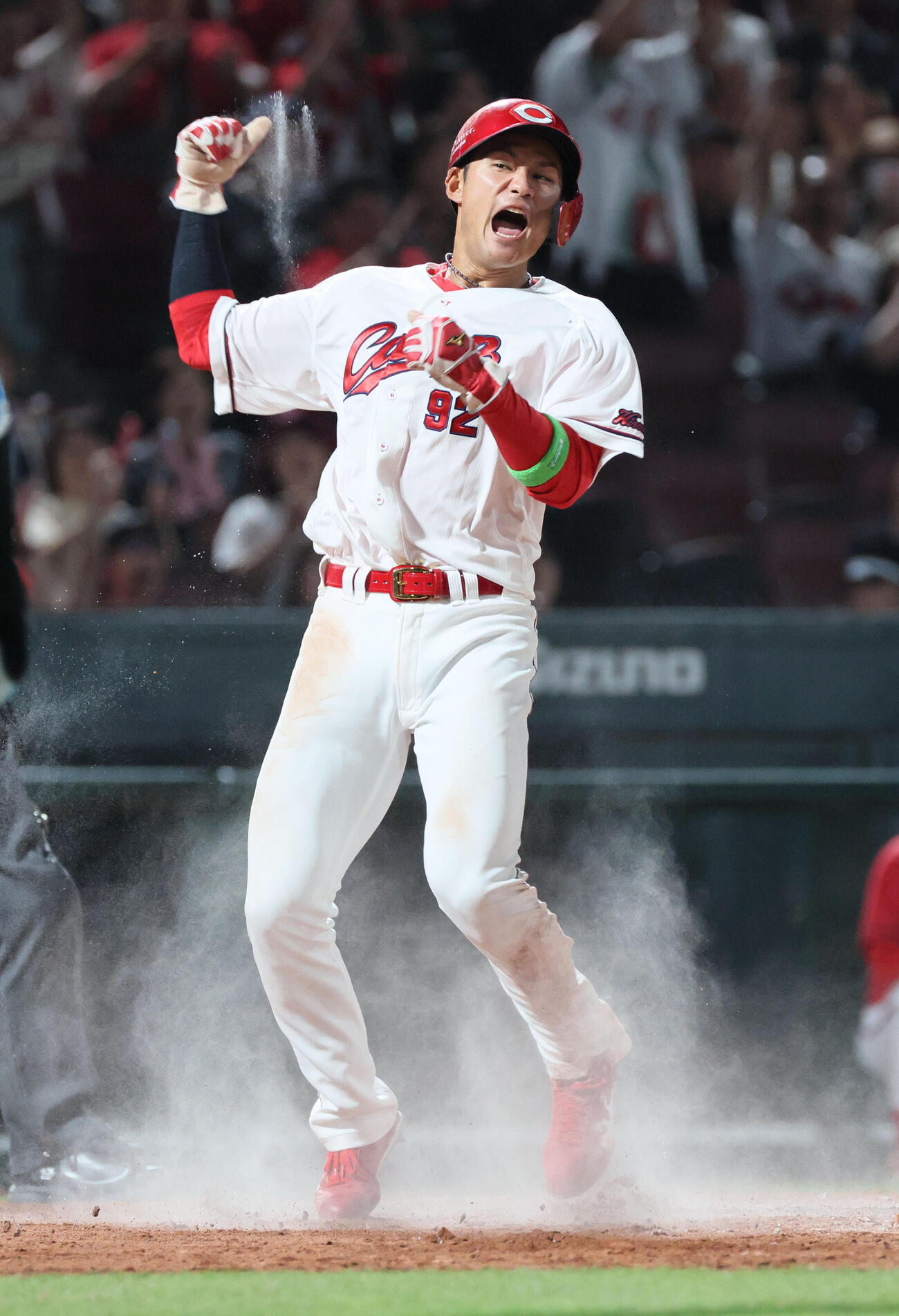 広島対オリックス　7回裏広島2死三塁、打者小園海斗の時、入山海斗のワイルドピッチで生還する名原典彦（撮影・加藤孝規）