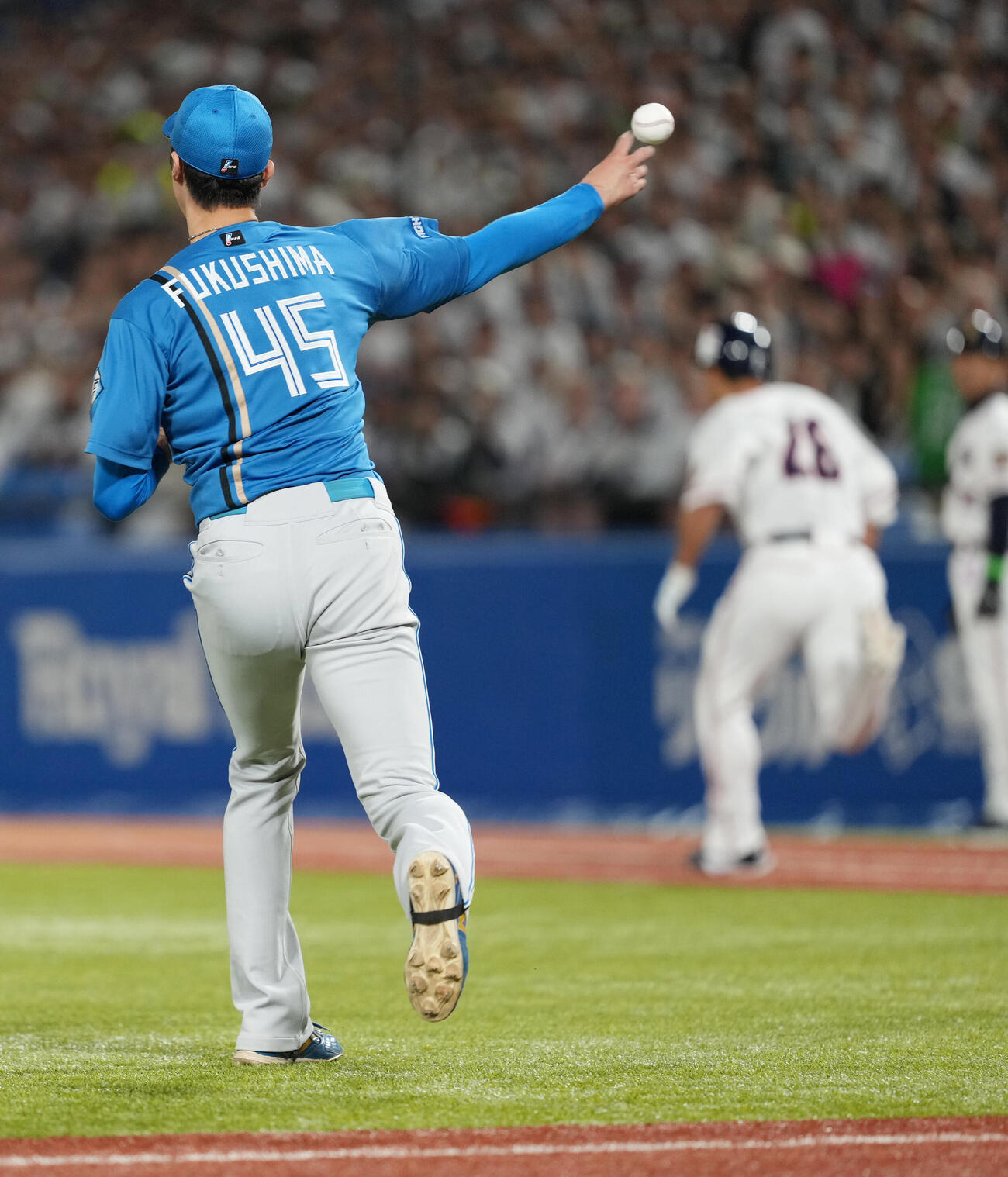 ヤクルト対日本ハム　6回裏ヤクルト2死一、二塁、日本ハム先発の福島蓮（左）は山野太一の投前セーフティーバントをアウトにする（撮影・小沢裕）　