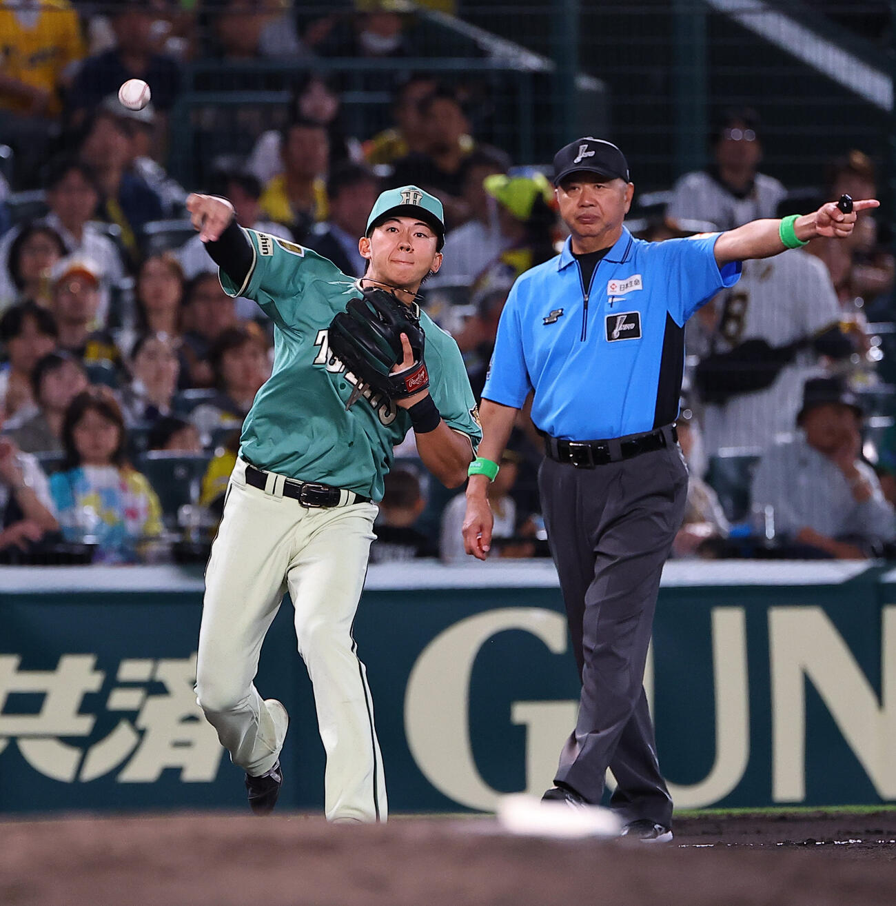 阪神対楽天　5回表楽天2死、立石正広は伊藤光の三ゴロを軽快にさばく（撮影・上田博志）