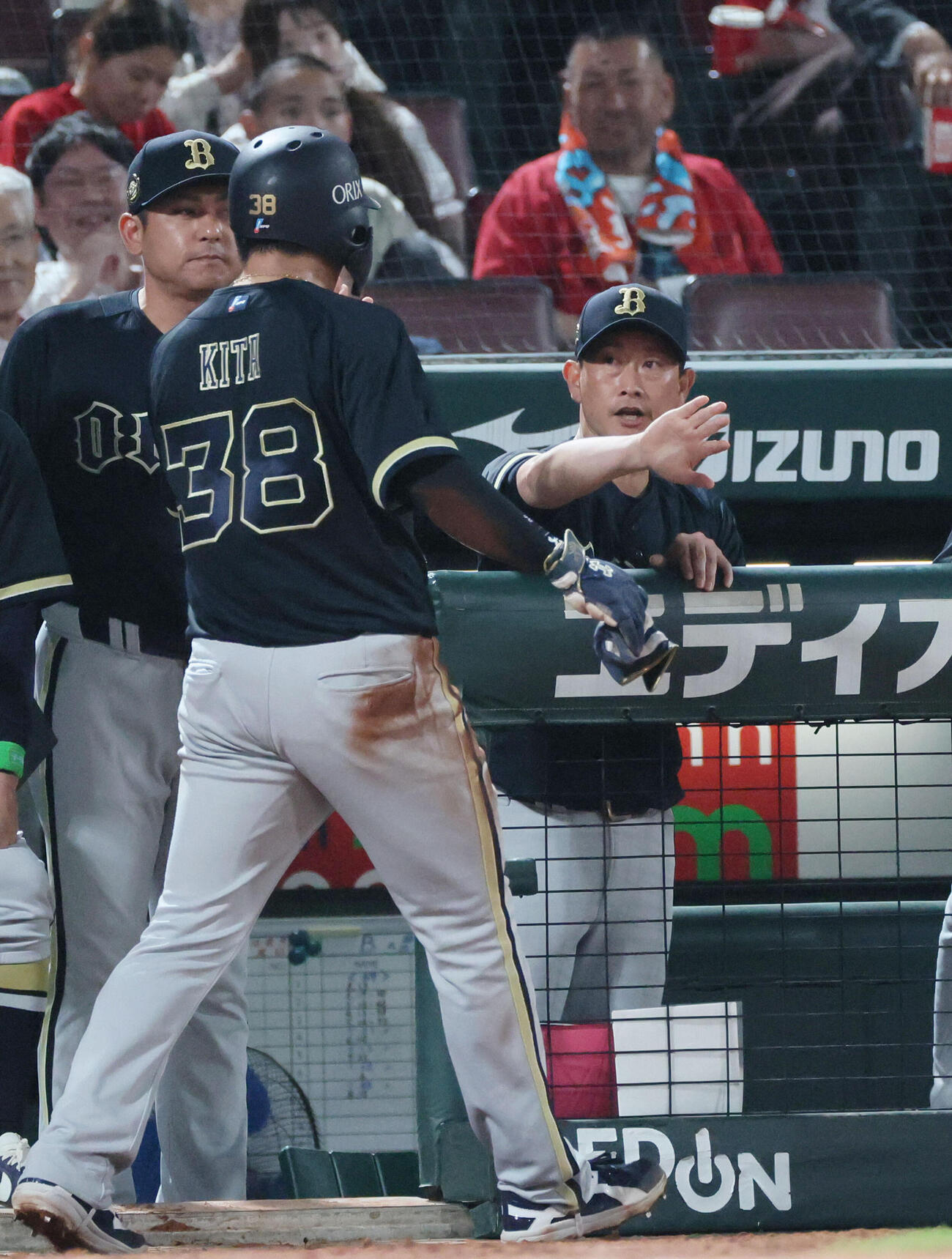 広島対オリックス　9回表オリックス1死二、三塁、西川龍馬の同点左犠飛で生還した来田涼斗を迎える岸田護監督（撮影・加藤孝規）