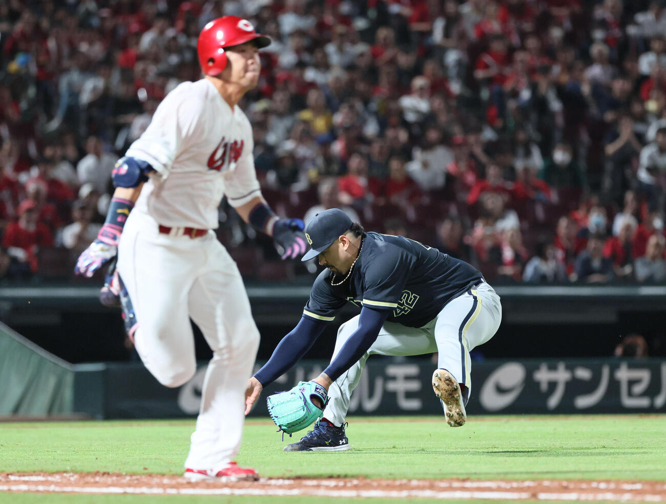 広島対オリックス　11回裏広島無死、野間峻祥の投ゴロをアンドレス・マチャドが一塁へ悪送球（撮影・加藤孝規）