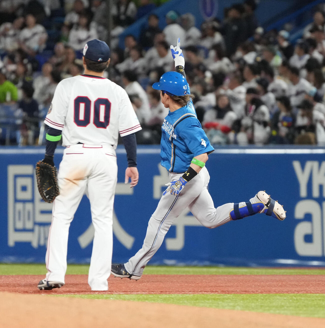 ヤクルト対日本ハム　延長11回表日本ハム無死、水野達稀は右越えに勝ち越しソロ本塁打を放つ（撮影・小沢裕）　