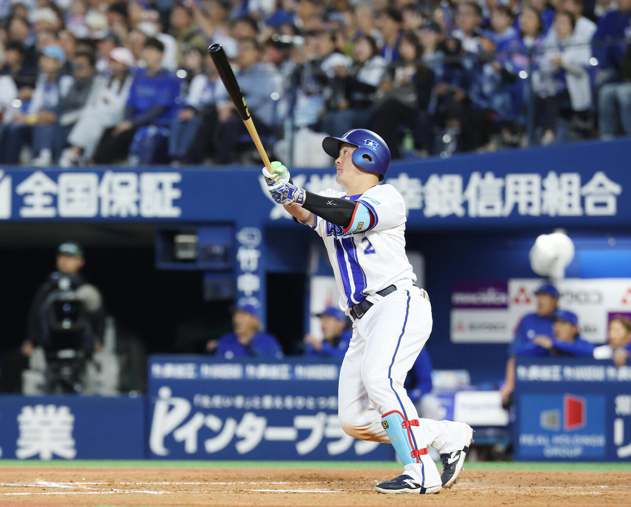 DeNA対ソフトバンク　3回裏DeNA無死一、二塁、3点本塁打を放つ牧秀悟（撮影・宮地輝）