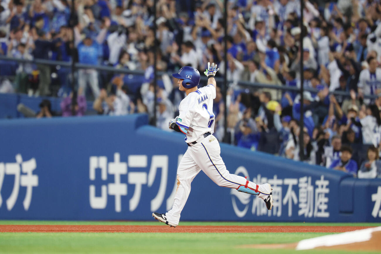DeNA対ソフトバンク　3回裏DeNA無死一、二塁、3点本塁打を放ちダイヤモンドを回る牧秀悟（撮影・宮地輝）
