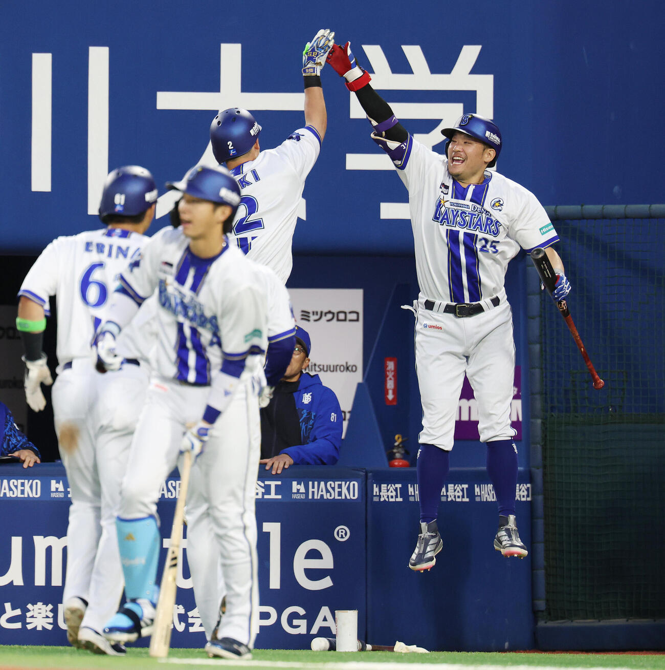 DeNA対ソフトバンク　3回裏DeNA無死一、二塁、3点本塁打を放った牧秀悟（左）と喜ぶ筒香嘉智（撮影・宮地輝）
