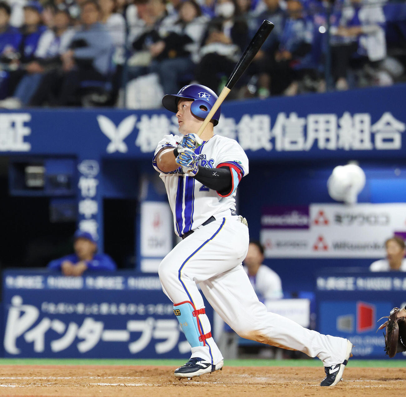 DeNA対ソフトバンク　5回裏DeNA無死、二塁打を放つ牧秀悟（撮影・宮地輝）