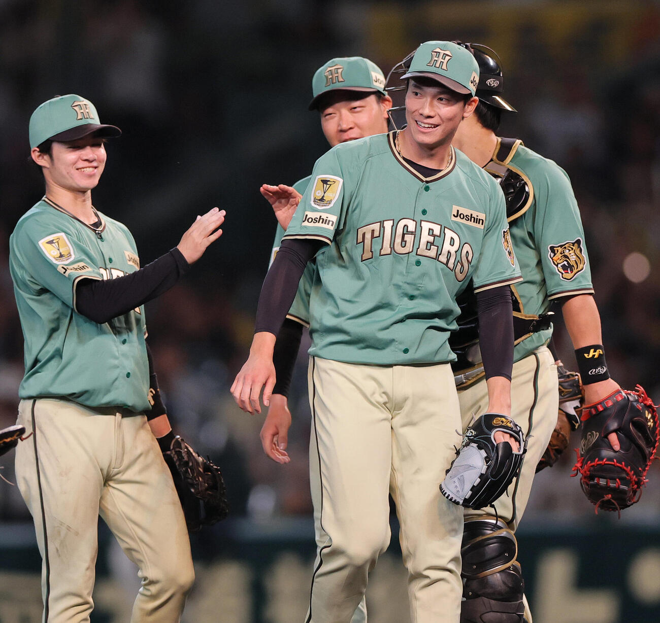 阪神対楽天　楽天に勝利し、試合を締めた湯浅京己（手前）は笑顔を見せる（撮影・上山淳一）