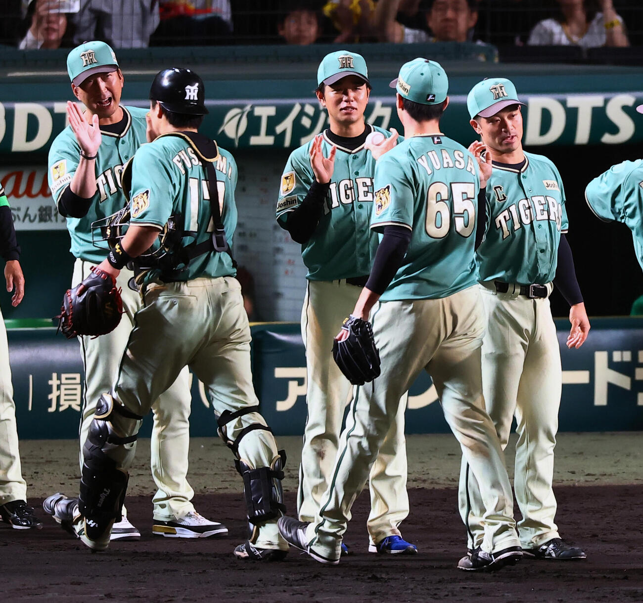 阪神対楽天　楽天に勝利し湯浅京己（右）からウイニングボールを手渡される阪神高橋遥人（撮影・加藤哉）